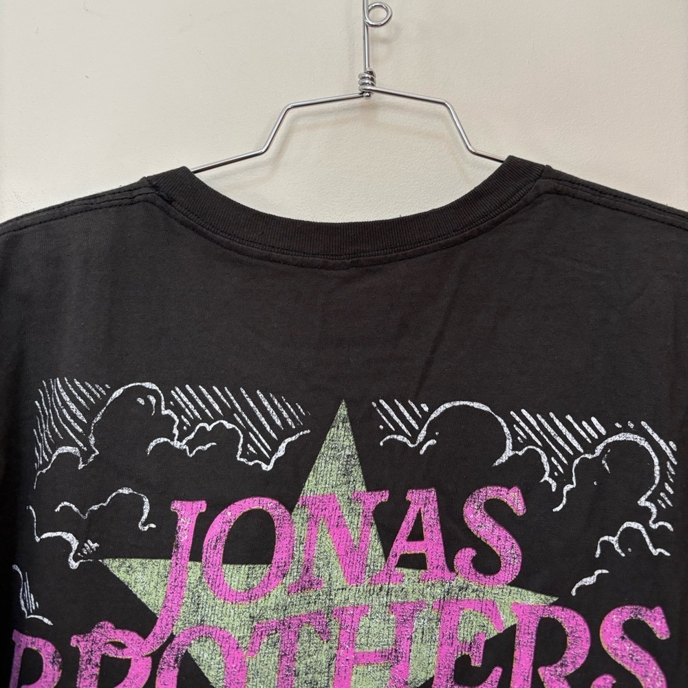 NWOT Urban Outfitters Jonas Brothers Graphic Tee Size Medium - Picture 9 of 11